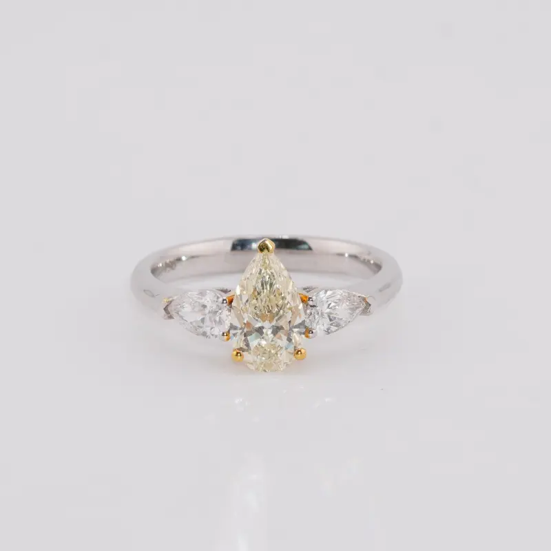LYRA PEAR TRIO RING